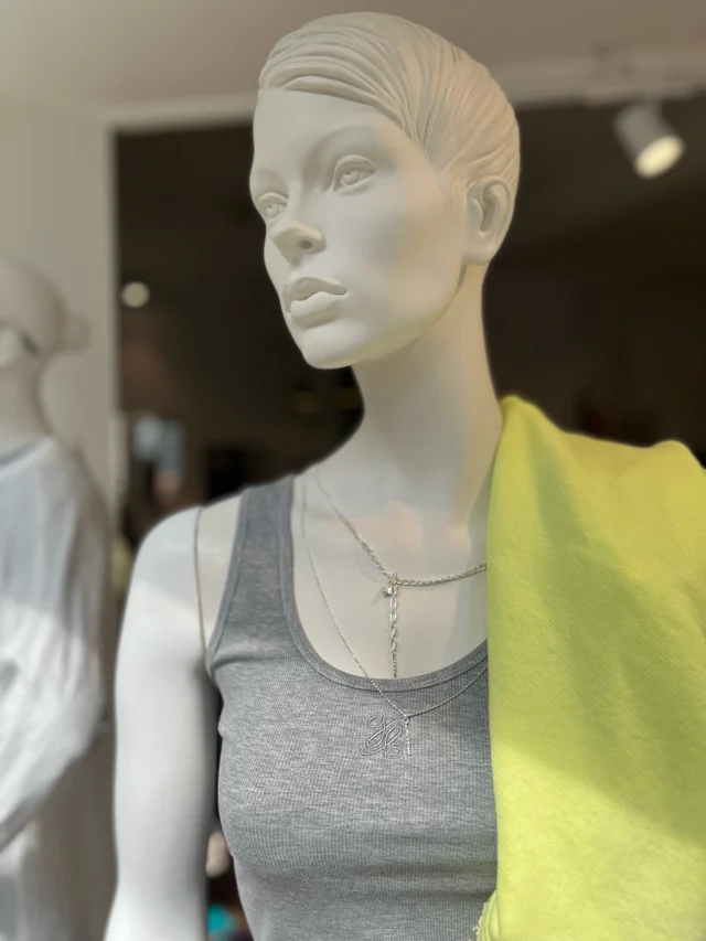 New window…

… absolutes Highlight…
Ripptop in verschiedenen Farben, je 35€
Sweatshirt 99,95
Wide leg Jeans 69,99

#trend #neu #jeansoutfit #wideleg #jeans #ootd #accessories #wow #shopthelook